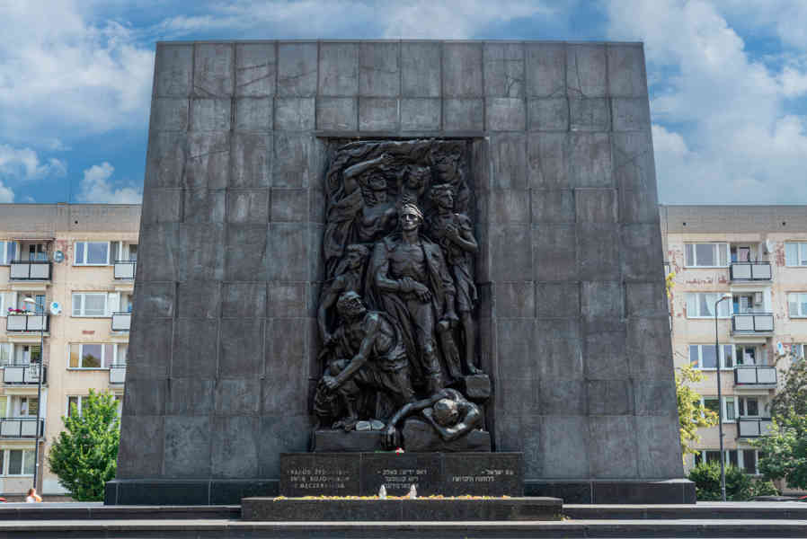 Polonia - Varsovia 171 - monumento a los Héroes del Gueto de Varsovia.jpg